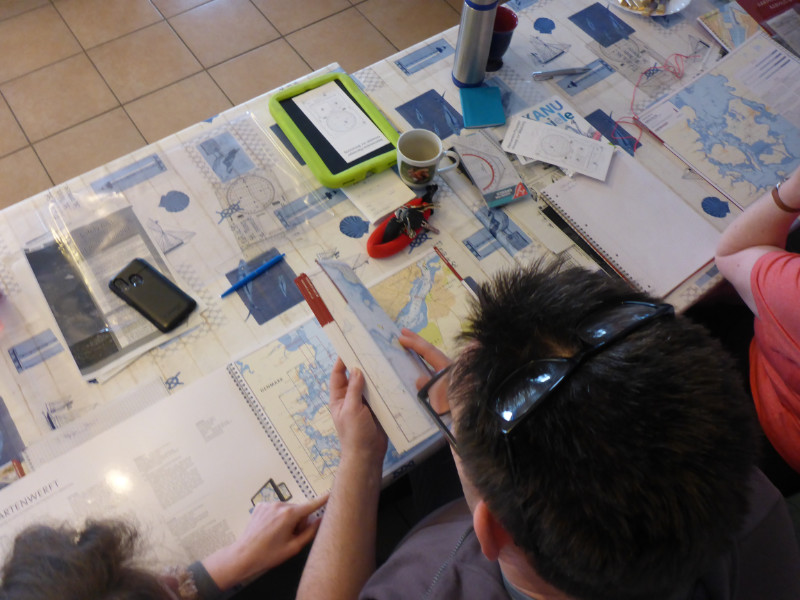Bild von oben: Teilnehmer arbeitet an einer Kartenaufgabe