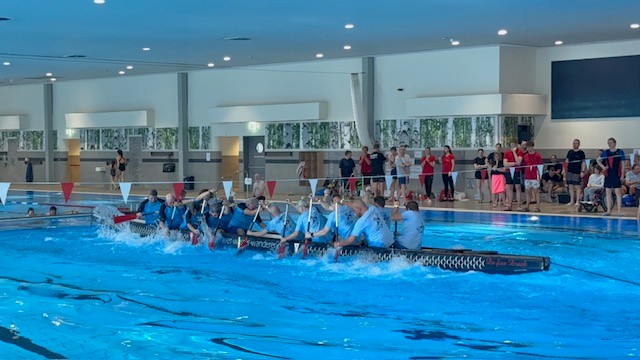 Drachenboot beim Rennen im Hallenbad