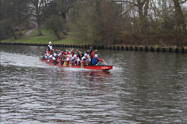Drachenboot beim Rennen auf der Trave<br />