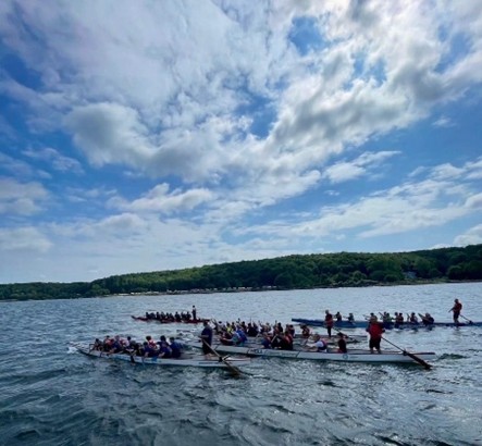 Mehrere Drachenboote sind während der Windjammerparade (Kieler Woche) auf der Kieler Förde unterwegs