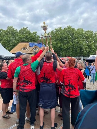 Eine Mannschaft feiert ihren Sieg